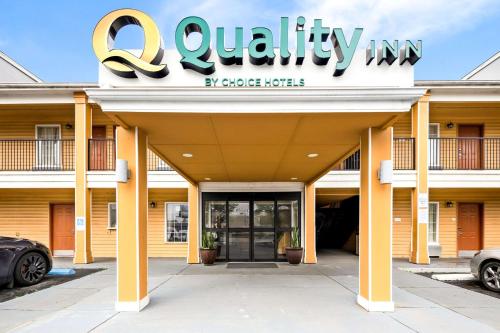 a building with the entrance to a quality inn at Quality Inn Decatur River City in Decatur