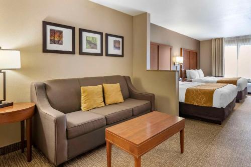 una camera d'albergo con divano e letto di Comfort Suites Coralville I-80 a Coralville