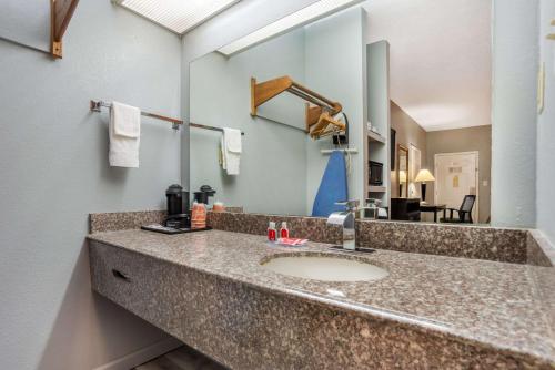 baño con lavabo en una habitación de hotel en Econo Lodge Inn & Suites en Filadelfia