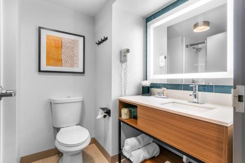 La salle de bains est pourvue de toilettes et d'un lavabo. dans l'établissement Comfort Inn & Suites, à York
