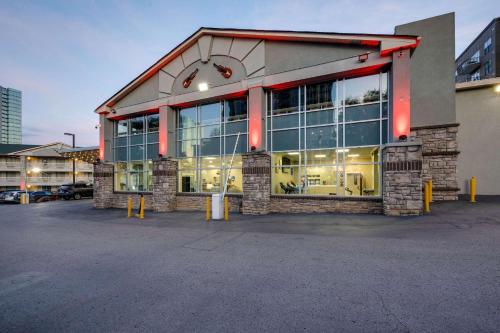 a building with a lot of windows in a parking lot at Comfort Inn Downtown Nashville - Music City Center in Nashville