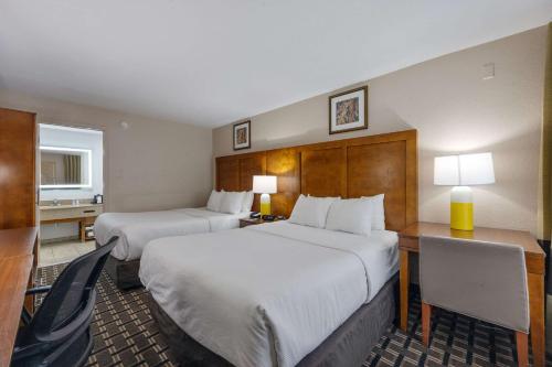 ein Hotelzimmer mit 2 Betten und einem Schreibtisch in der Unterkunft Comfort Inn Downtown Nashville - Music City Center in Nashville