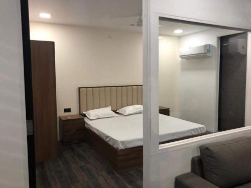 un dormitorio con una cama y un espejo en Grace Villa, en Udaipur