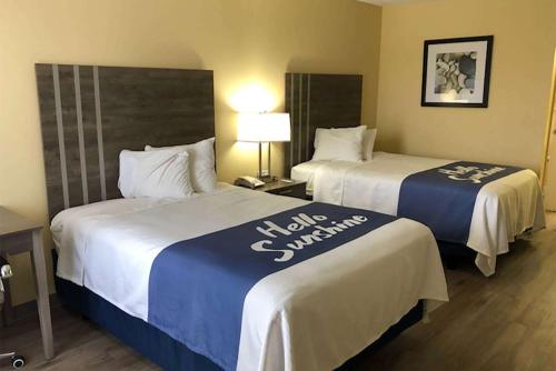 Katil atau katil-katil dalam bilik di Days Inn by Wyndham Cape Carteret
