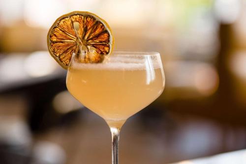 Cambria Hotel Boston Somerville — Restaurant/places to eat