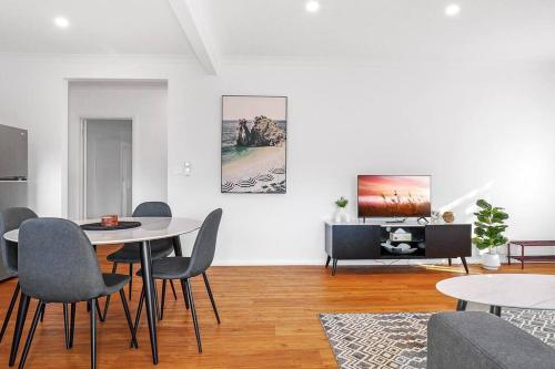 シェパートンにあるNth Central 3BR - Split Systems throughout & Wifiのテーブルと椅子のあるリビングルーム
