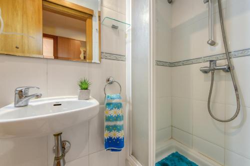 Et badeværelse på Casa Puig Rom 40 Roses - Immo Barneda