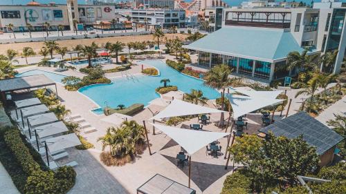 Radisson Blu Aruba في شاطئ بالم إيغل: اطلالة جوية على منتجع مع مسبح