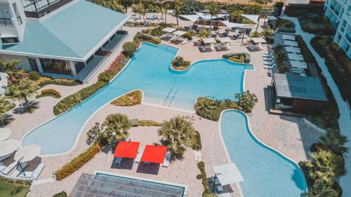 eine Aussicht auf einen Pool in einem Resort in der Unterkunft Radisson Blu Aruba in Palm-Eagle Beach