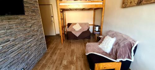 einen Flur mit zwei Stühlen und einem TV in einem Zimmer in der Unterkunft auron in Saint-Étienne-de-Tinée