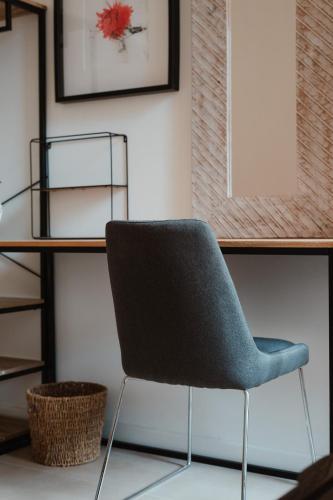 a black chair in a room with a shelf at the lake room in Nago-Torbole