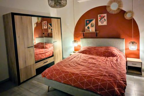 une chambre avec un lit et un grand miroir dans l'établissement Mon Jardin Secret Marseillais avec terrasse dans le quartier le plus cool du Monde, à Marseille