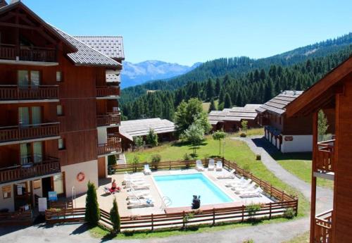 appartement parc aux etoiles في بوي-سانت-فينسينت: مجمع سكني فيه مسبح في منتجع