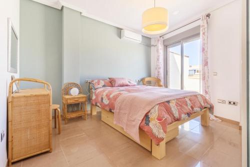 1 dormitorio con cama y ventana en Penthouse in the Sun en El Alquián