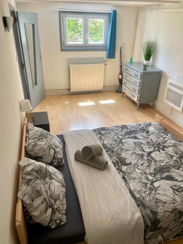 une chambre avec un lit et une commode dans l'établissement Loftimeet, à Cornebarrieu