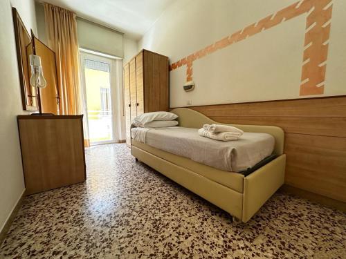 sypialnia z łóżkiem i komodą w obiekcie Hotel Ravello da Lorenzo e Moira Adults only w Rimini