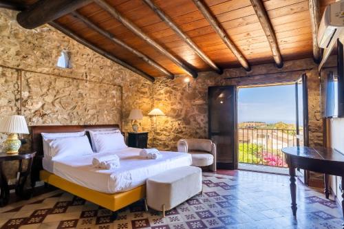 1 dormitorio con cama y ventana grande en Villa Vittoria Hotel, en Alcamo