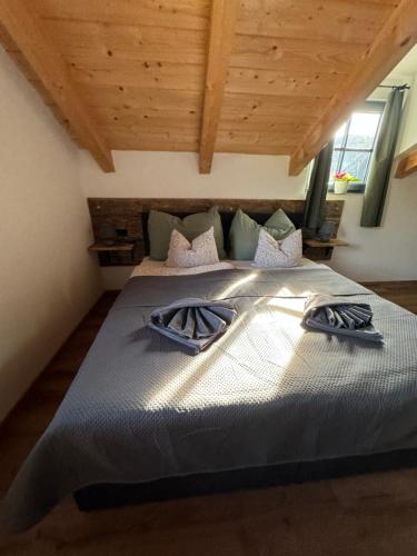 Łóżko lub łóżka w pokoju w obiekcie Penzion Farma Žleby