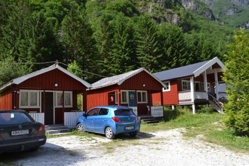 a row of houses with a car parked in front at Gudvangen Camping in Gudvangen