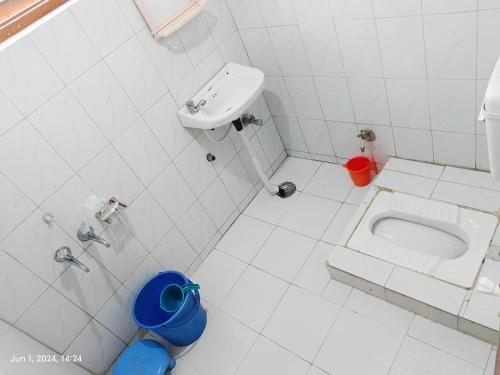 a bathroom with a sink and a toilet at Green Street in Pahalgām