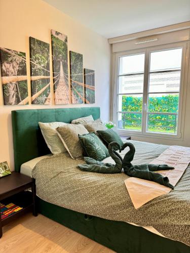 - une chambre avec un lit avec un serpent dans l'établissement The Green Terrace Disneyland, à Chessy