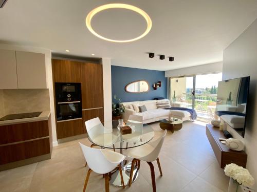 Appartement luxe vue mer et collines avec piscine