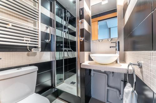 une salle de bain avec toilettes et lavabo dans l'établissement Matignon Cozy Flat, à Paris