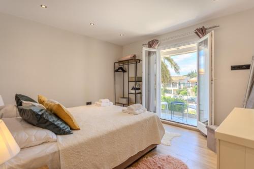 Un dormitorio con una cama y un balcón. en Nikoleta Kassiopi Apartment, en Kassiopi