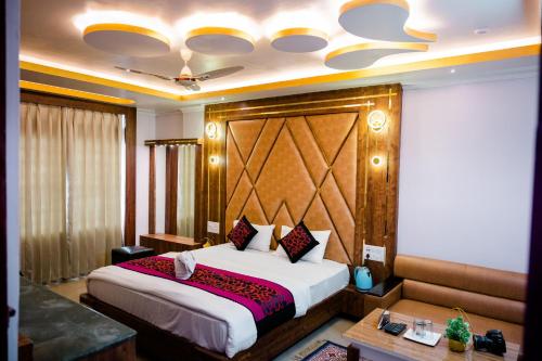 um quarto de hotel com uma cama grande e um tecto em HOTEL COUNTRY INN em Dimāpur