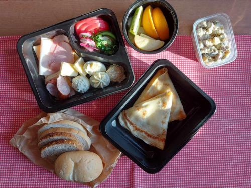 斯克拉斯卡波伦巴Zielony Jeleń - sauna i jacuzzi的桌子上两个黑盒子的食物