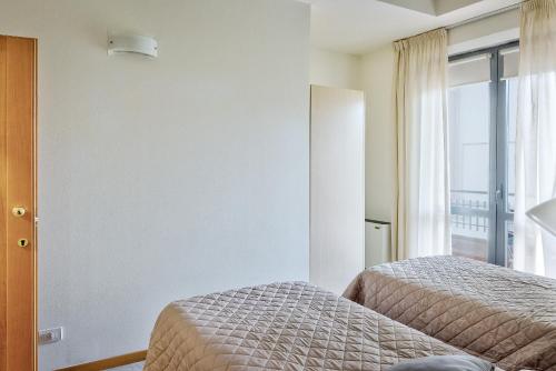 a bedroom with two beds and a window at Affittacamere nel cuore della Toscana a 20 minuti da Firenze in Empoli