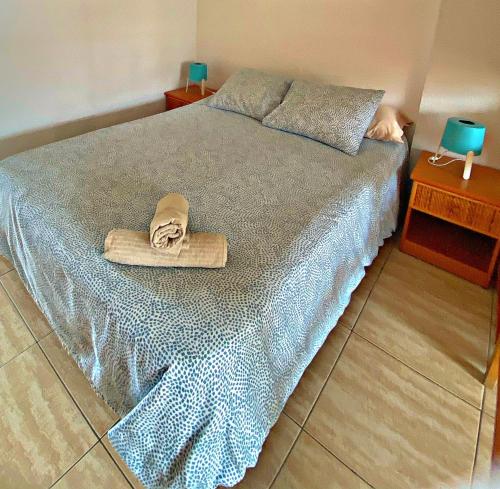 una camera da letto con un letto con un cappello sopra di Acogedor estudio en Martianez a Puerto de la Cruz