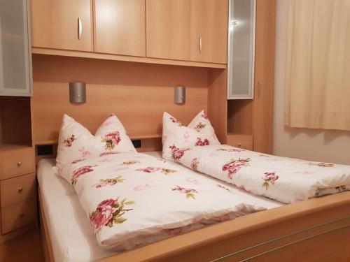 two pillows on a bed in a room at Neuhäusel-Hof Appartments in Avigna