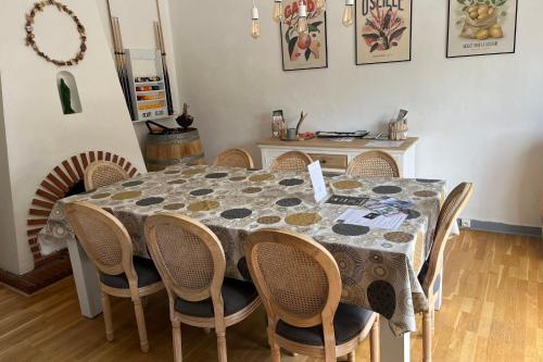- une table à manger avec des chaises et une nappe dans l'établissement Grande maison vue mer la grande plage a pied, à Quiberon