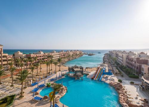 una vista aérea de un complejo con un parque acuático en Sunny Days El Palacio Resort & Spa, en Hurghada