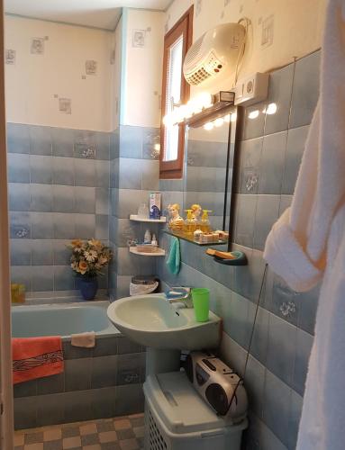 une salle de bain avec un lavabo et une baignoire dans l'établissement ludo, à Saint-Pierre-dʼAllevard