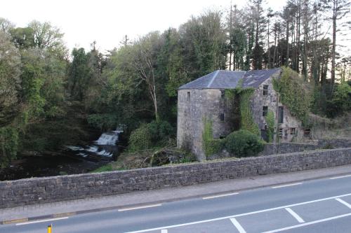 an old stone building on the side of a road at Dunneill River Rest in Charlesfort