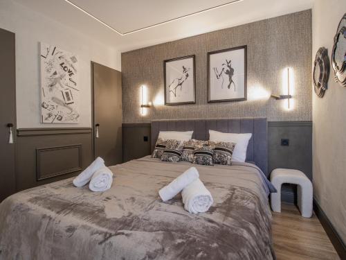 a bedroom with a large bed with two pillows at Frontière Monaco - Hypercentre - BX in Beausoleil