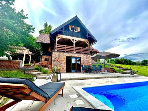 Kolam renang di atau dekat dengan Tri srca