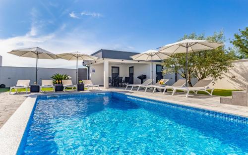 Istriensonne 0739/ New-built Villa Lucy-2 -Pool with hydromassage