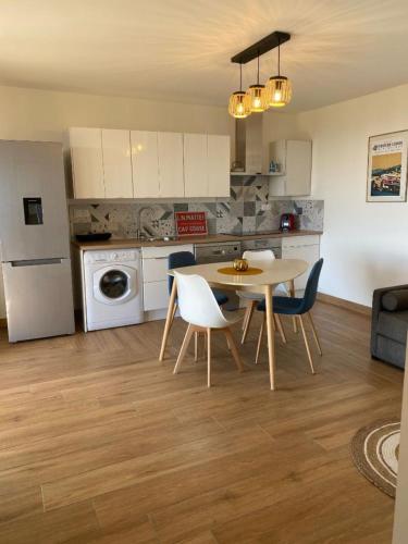 une cuisine et une salle à manger avec une table et des chaises dans l'établissement DOLCE VITA-Calme-Vue Mer, à Chiatra