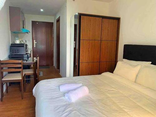 Ένα ή περισσότερα κρεβάτια σε δωμάτιο στο Homey Studio Condo Unit with Balcony in Megatower 3 Residences