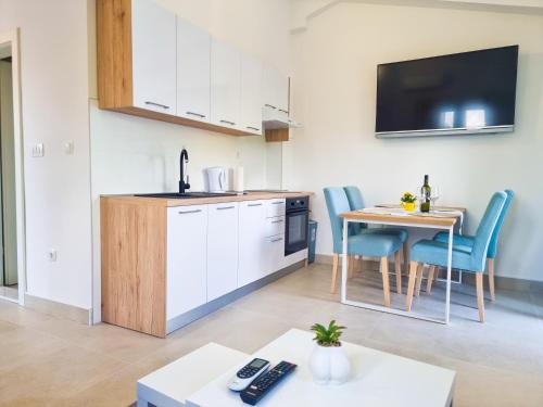 a living room with a kitchen and a table at Apartman Natali in Kremena