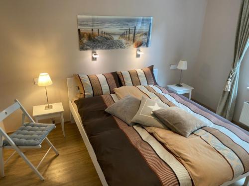 una camera con un letto e una sedia di Schöne Wohnung im Landhausstil nahe Olpe Biggesee a Olpe
