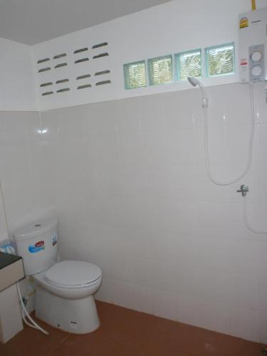 une salle de bain avec des toilettes blanches dans une chambre dans l'établissement Lanta Together, à Ko Lanta
