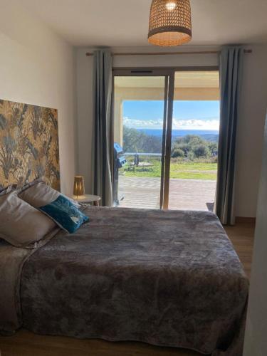 une chambre avec un grand lit avec une grande fenêtre dans l'établissement DOLCE VITA-Calme-Vue Mer, à Chiatra