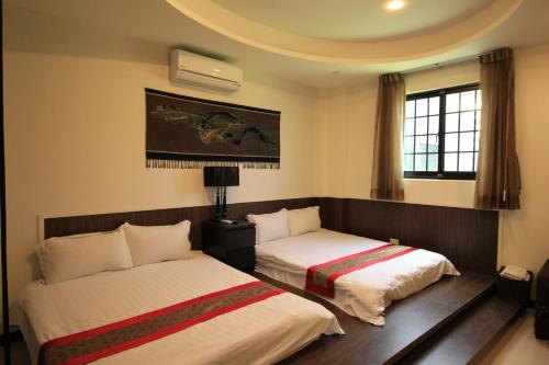 He Feng Xiao Zhu في جيوفين: غرفة نوم بسريرين ونافذة