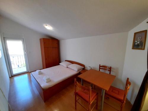 Llit o llits en una habitació de Apartments Nikolas