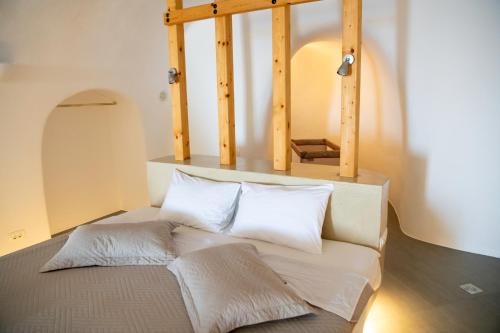 Ένα ή περισσότερα κρεβάτια σε δωμάτιο στο Luxe Efis Home Sea View 4 Villas & 4 Prive Jacuzzi