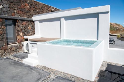 Φωτογραφία από το άλμπουμ του Luxe Efis Home Sea View 4 Villas & 4 Prive Jacuzzi στο Ημεροβίγλι